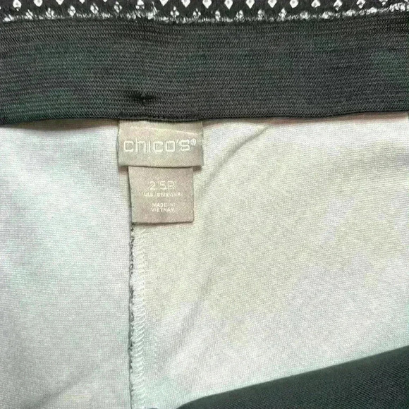 Chico's size 2.5R pull on pants Black background with white/gray diamonds - Picture 3 of 7
